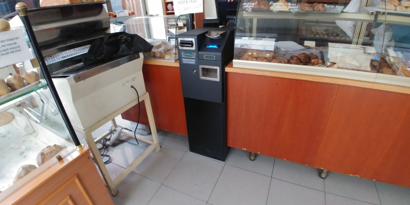 CashKeeper al costat del taulell d’una fleca