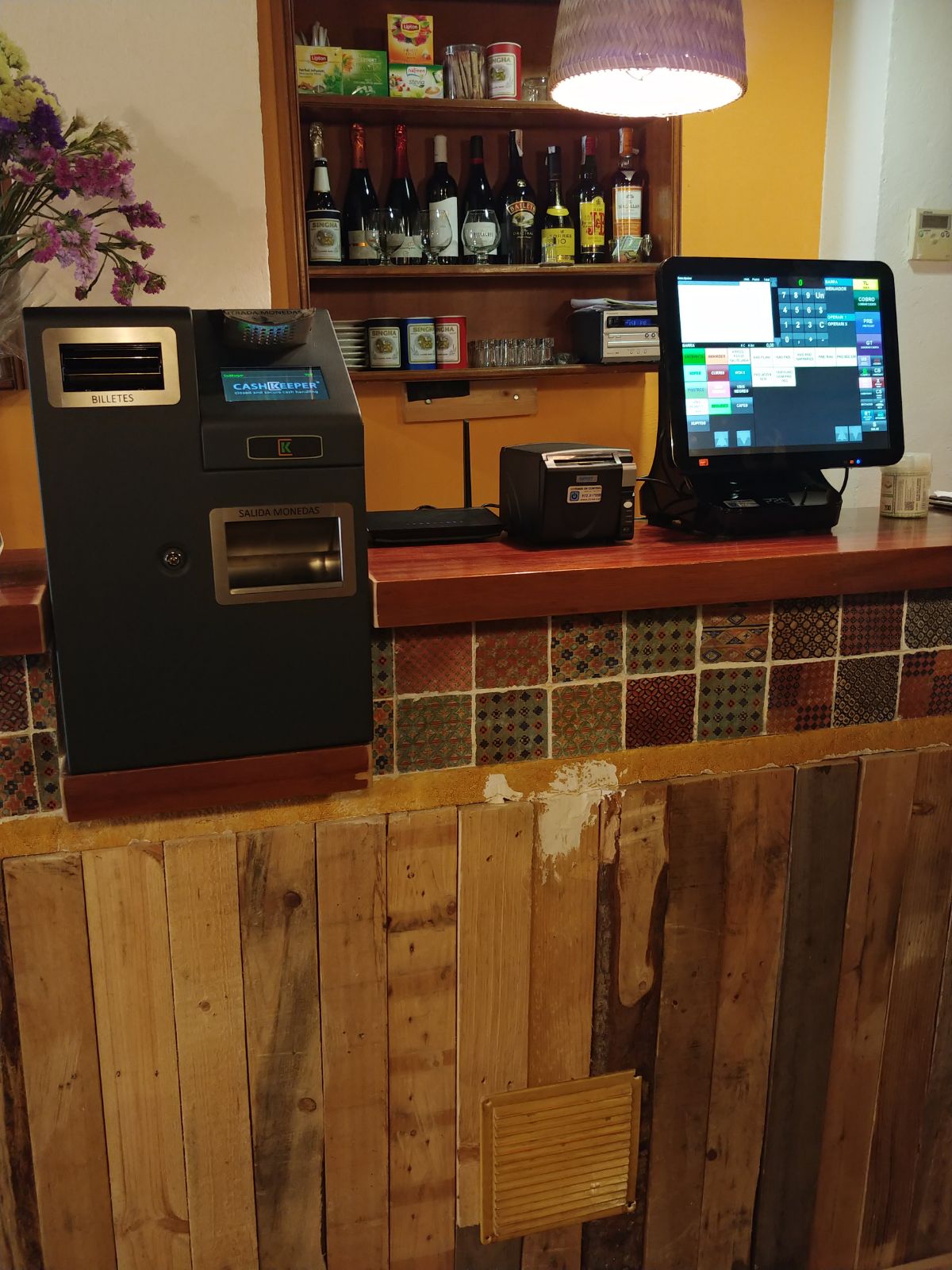 CashKeeper i terminal TPV al taulell d’un client d’hostaleria