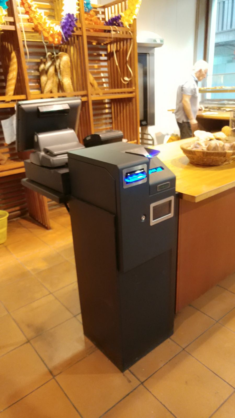 CashKeeper independent al costat del punt de venda d’una botiga d’alimentació