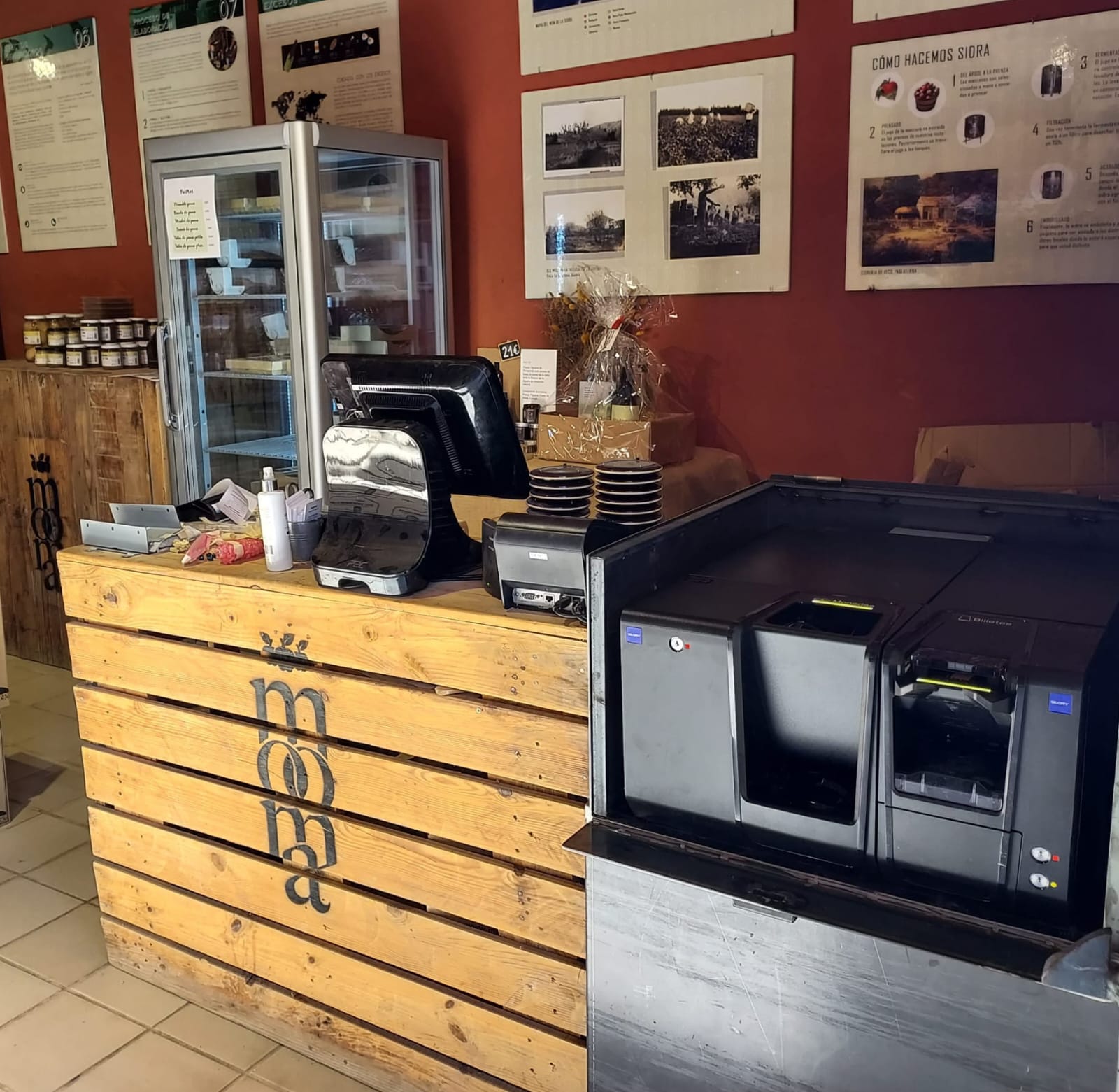 Calaix automàtic Glory en una instal·lació de alimentació