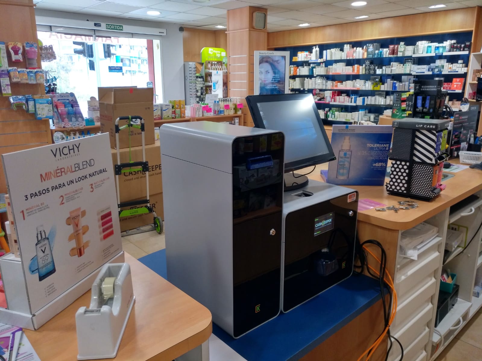 CashKeeper y TPV sobre el mostrador de una farmacia