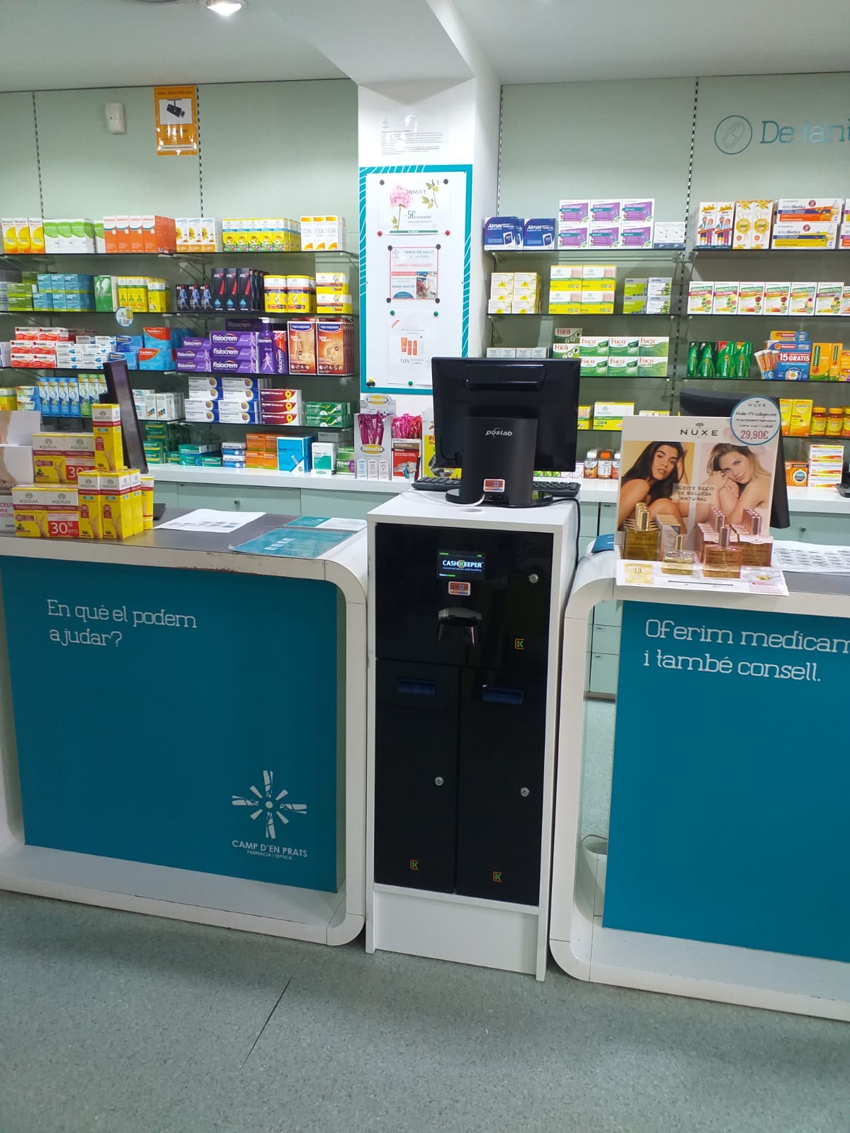 CashKeeper entre dos mostradores de atención en una farmacia