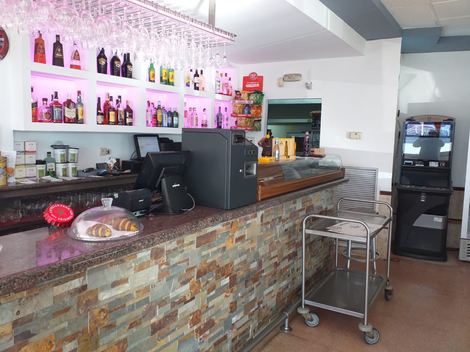 Instalación CashKeeper en una barra de bar con TPV