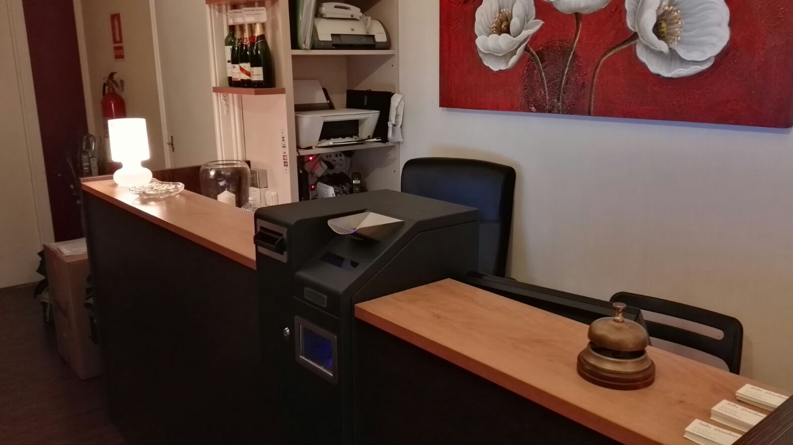 CashKeeper integrado entre puestos de un mostrador de recepción