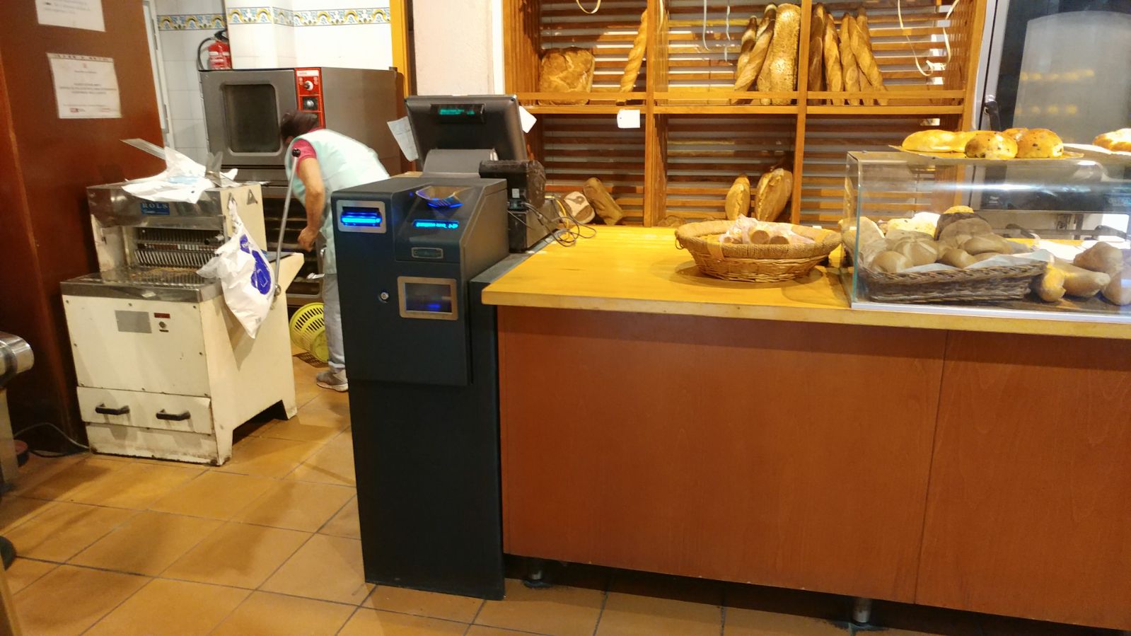 CashKeeper instalado junto a una vitrina de panadería