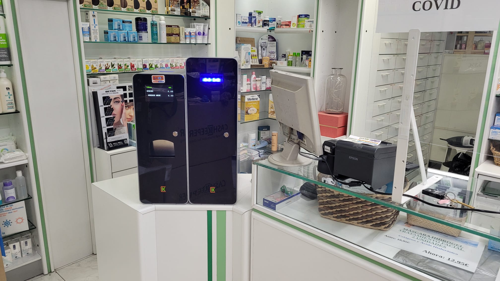 CashKeeper instalado al lado del puesto de farmacia