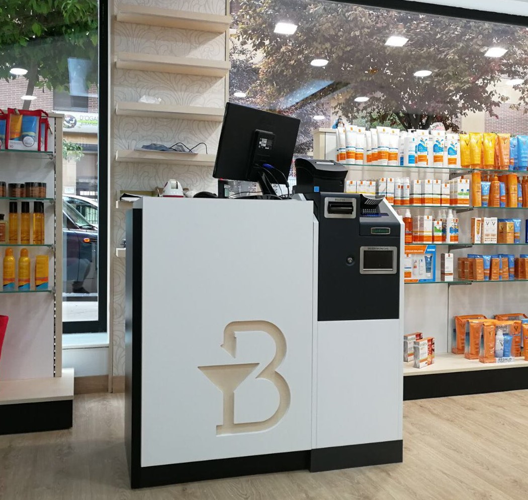 CashKeeper integrado en el mueble de cobro de una farmacia