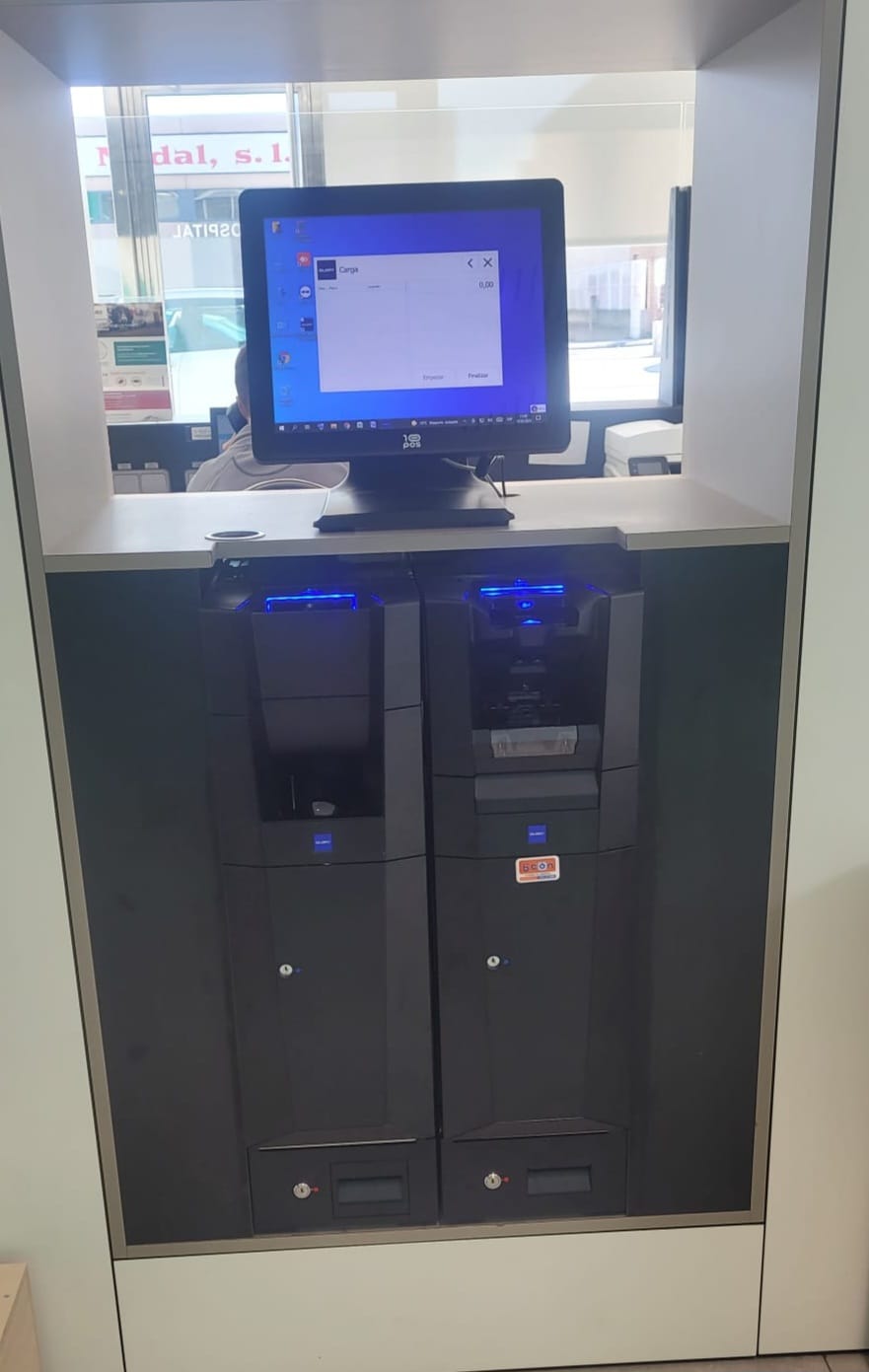 Cajero Glory en una instalación de comercio