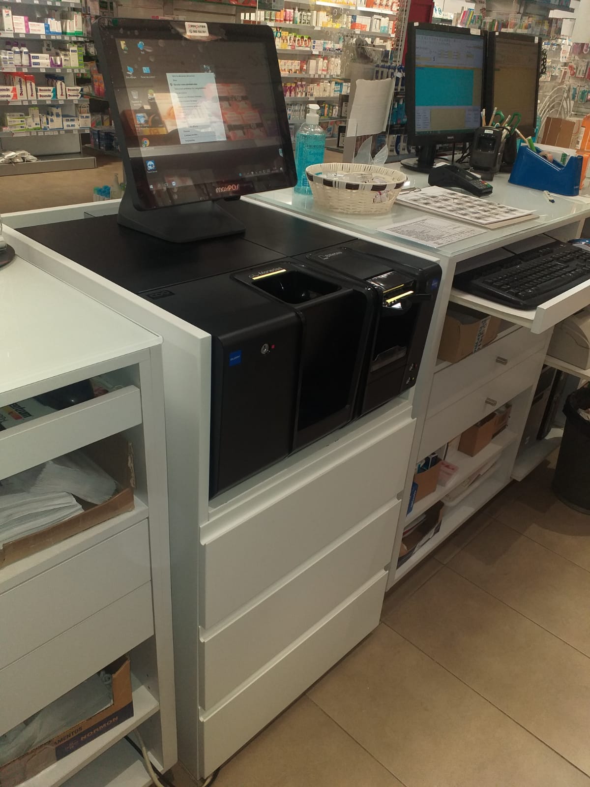 Cajero Glory en una instalación de farmacias