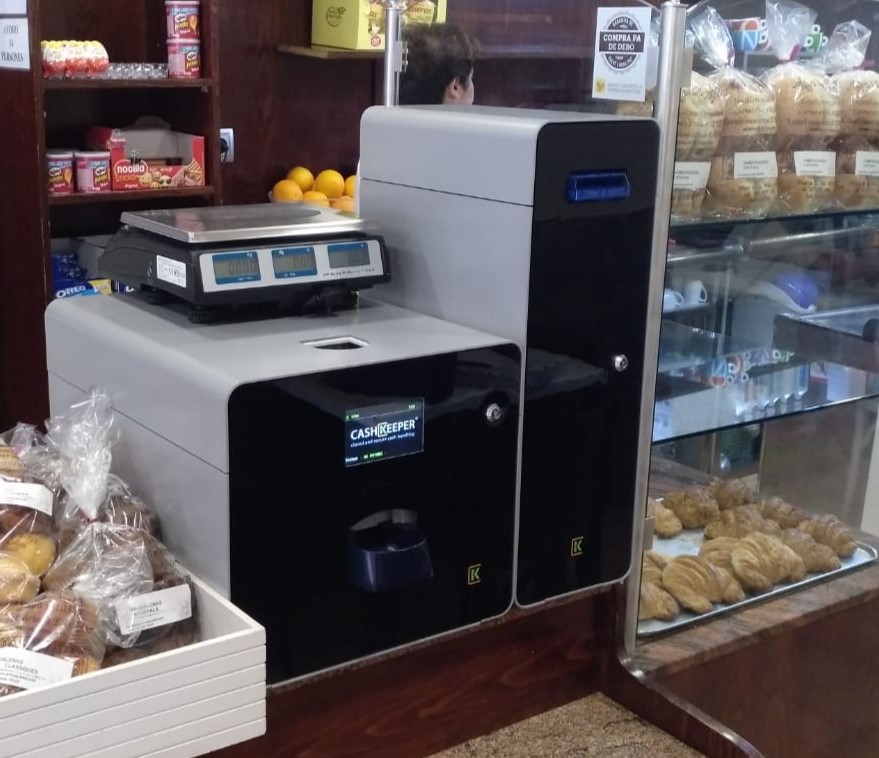 CashKeeper instalado en el mostrador de una tienda de alimentación